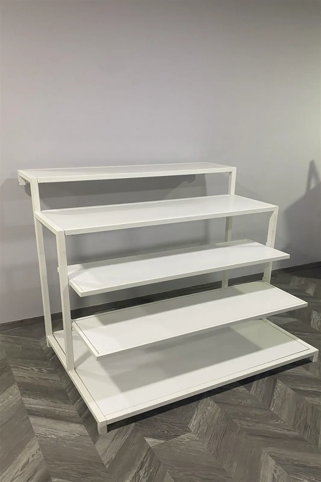 Önü Raflı Arkası Askılık Beyaz Stand